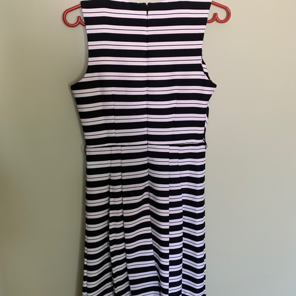 Black and white sleeveless Dress. - Picture 2 of 3
